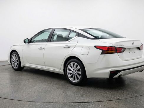 Used 2025 Nissan Altima 2.5 SV FWD image 6