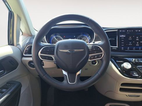 Used 2023 Chrysler Pacifica Touring-L FWD image 13