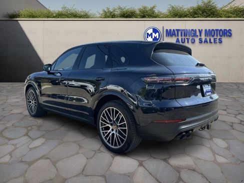 Used 2022 Porsche Cayenne Platinum Edition image 5