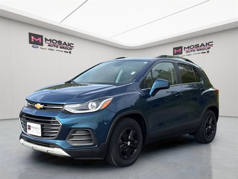 Used 2020 Chevrolet Trax LT w/ LT Convenience Package image 3
