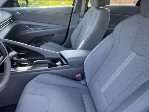 Used 2021 Hyundai Elantra SE FWD image 20
