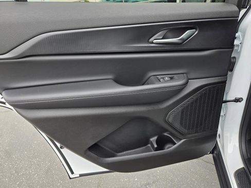 New 2025 Jeep Grand Cherokee L Laredo image 25