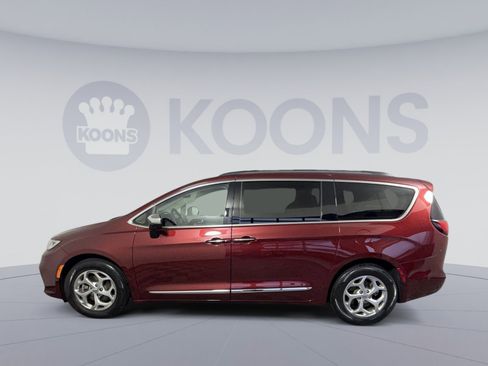 Used 2023 Chrysler Pacifica Limited image 2