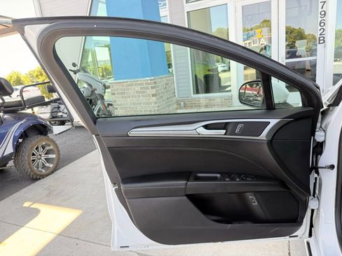 Used 2019 Ford Fusion SE FWD image 12