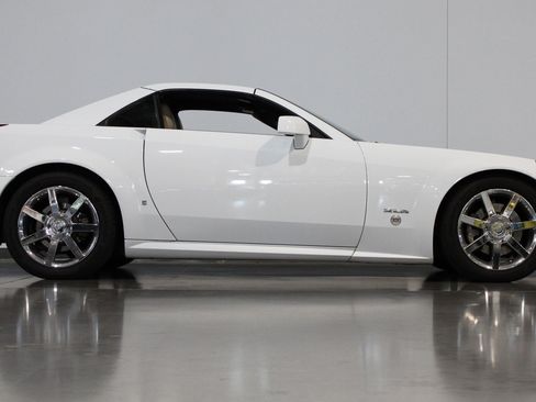 Used 2008 Cadillac XLR RWD image 34