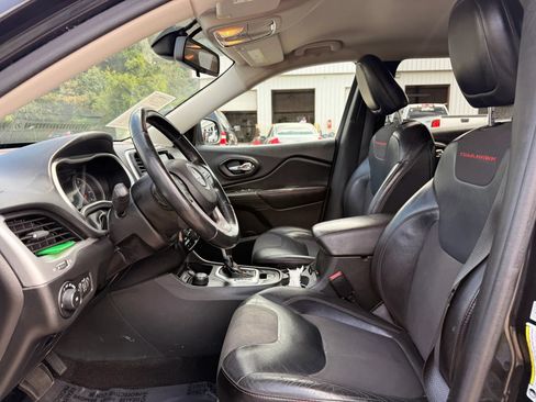 Used 2015 Jeep Cherokee Trailhawk AWD/4WD image 2