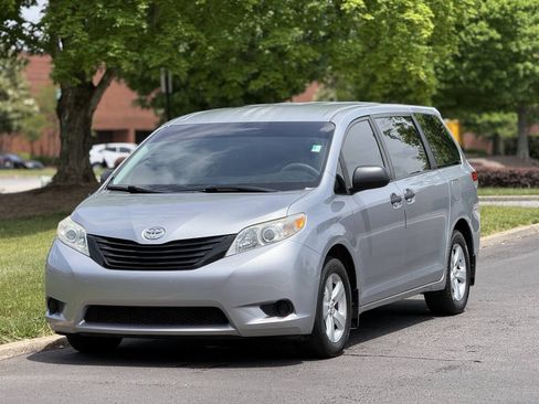 Used 2012 Toyota Sienna FWD image 2