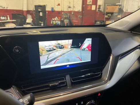 Used 2025 Chevrolet Trax LT w/ LT Convenience Package image 17