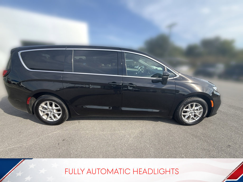 Used 2025 Chrysler Pacifica Select FWD image 9