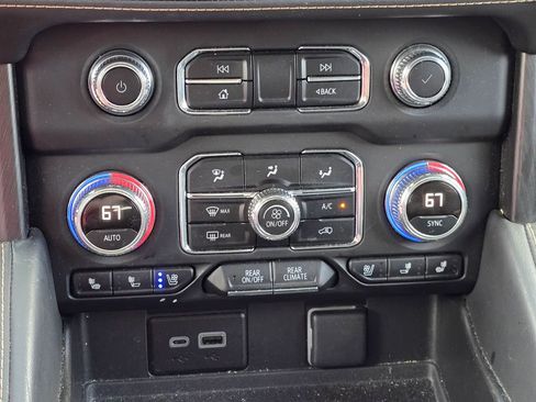 Used 2024 GMC Yukon XL AT4 w/ Technology Package AWD/4WD image 17