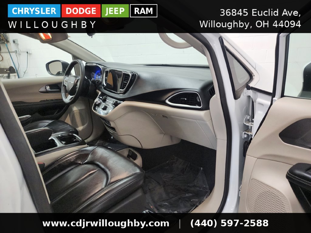 Used 2023 Chrysler Pacifica Touring-L FWD image 36
