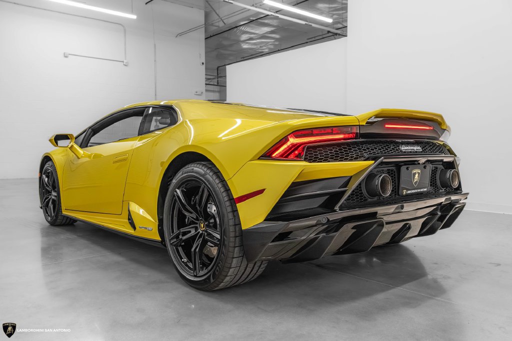 Used 2020 Lamborghini Huracan EVO RWD image 3