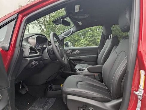 New 2026 Chrysler Pacifica Select image 7