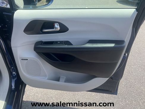 Used 2020 Chrysler Pacifica Limited FWD image 26