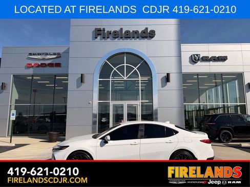 Used 2025 Toyota Camry SE FWD image 2