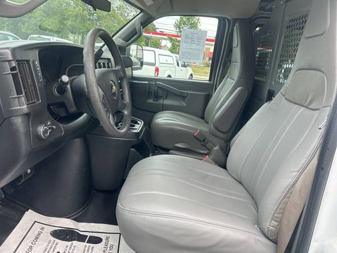 Used 2017 Chevrolet Express 2500 RWD image 15