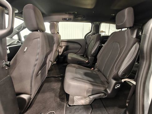 Used 2023 Chrysler Pacifica Touring FWD image 25