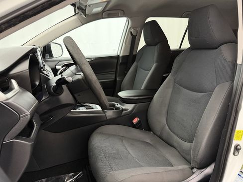 Used 2019 Toyota RAV4 LE image 9