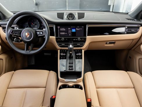 Certified 2025 Porsche Macan image 12