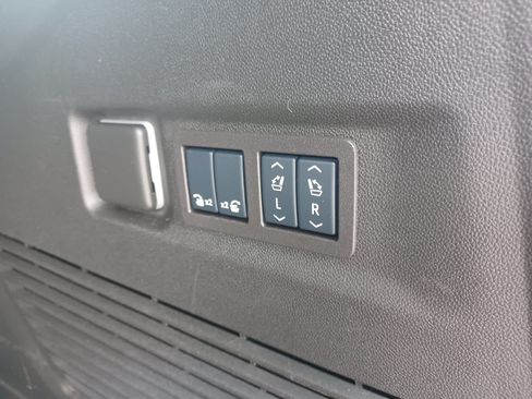 Used 2025 Chevrolet Suburban Premier AWD/4WD image 29