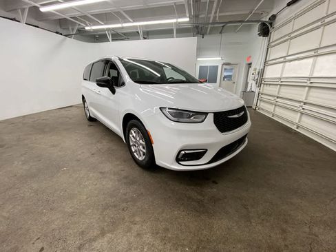 Used 2024 Chrysler Pacifica Touring-L FWD image 8
