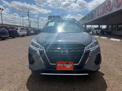 Used 2023 Nissan Kicks SV FWD image 2
