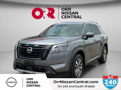 Used 2025 Nissan Pathfinder SL w/ Black Appearance Package