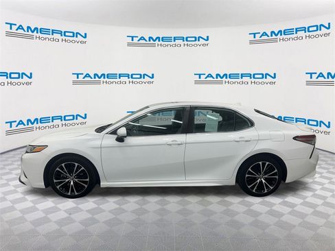 Used 2019 Toyota Camry SE image 2