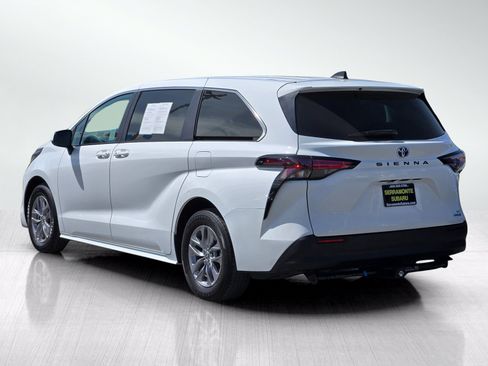 Used 2024 Toyota Sienna LE FWD image 6