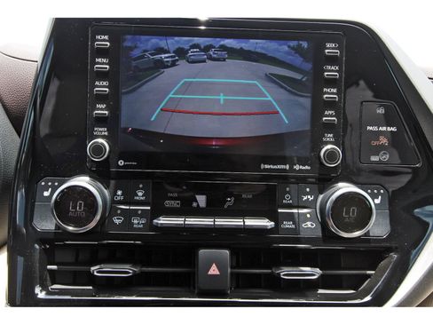 Used 2022 Toyota Highlander XLE FWD image 27