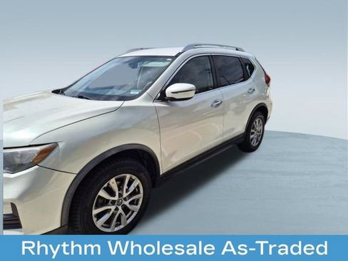 Used 2017 Nissan Rogue SV image 3