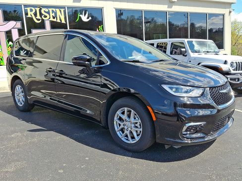 New 2026 Chrysler Pacifica Select image 2