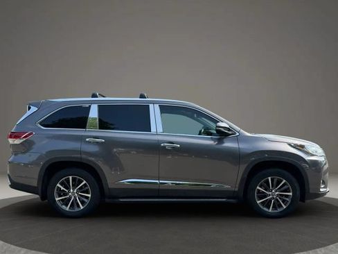 Used 2019 Toyota Highlander XLE AWD/4WD image 4