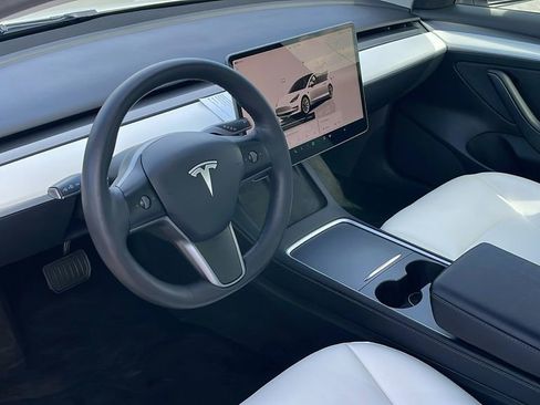 Used 2022 Tesla Model 3 Standard Range image 9