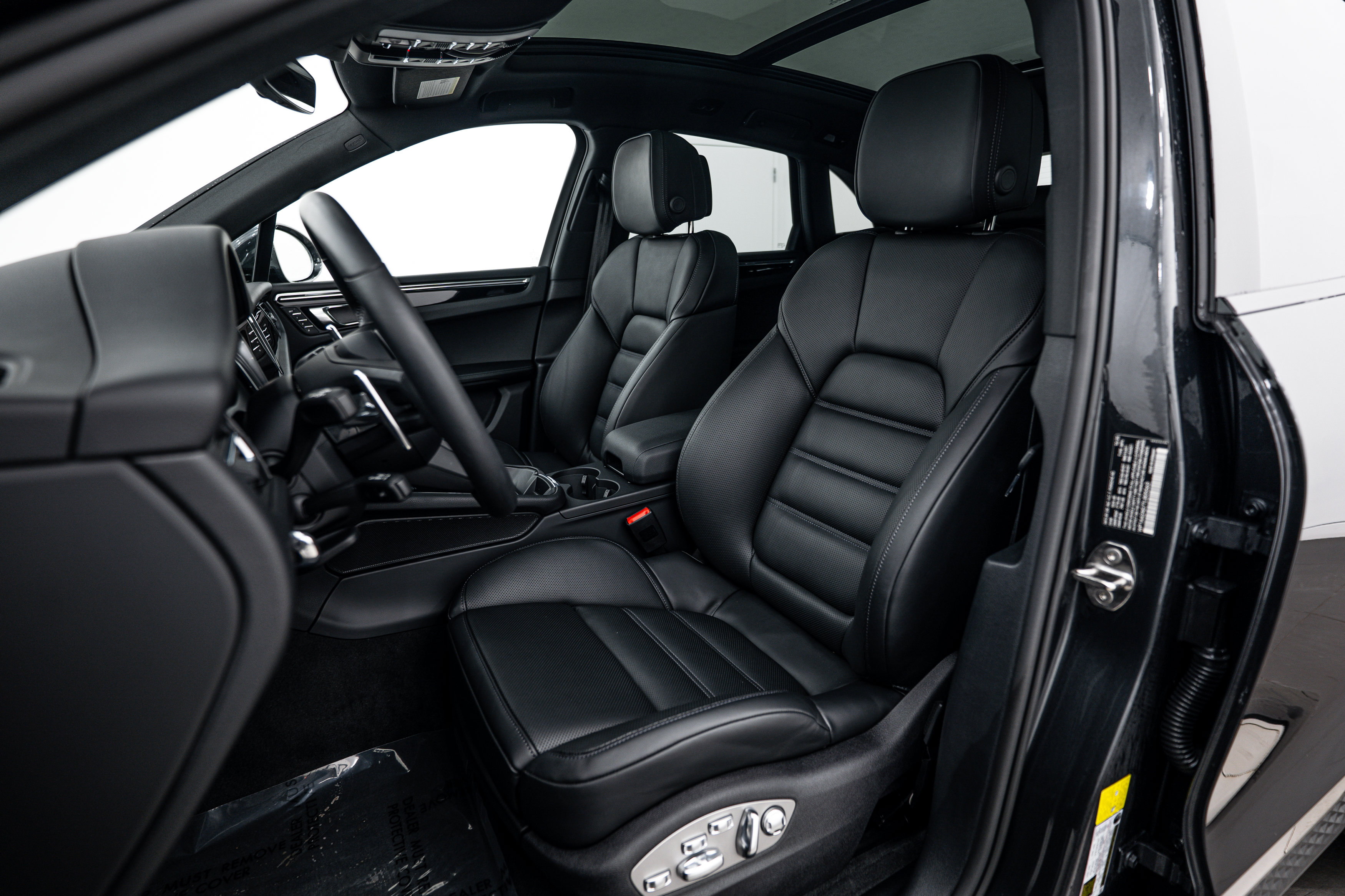 Certified 2026 Porsche Macan AWD/4WD image 5
