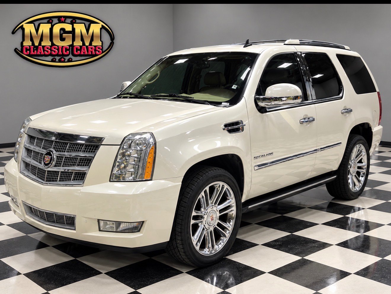 Used 2013 Cadillac Escalade Platinum RWD image 1