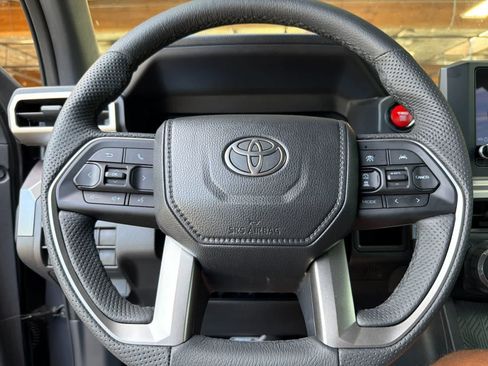 Used 2025 Toyota Tacoma TRD Sport AWD/4WD image 22