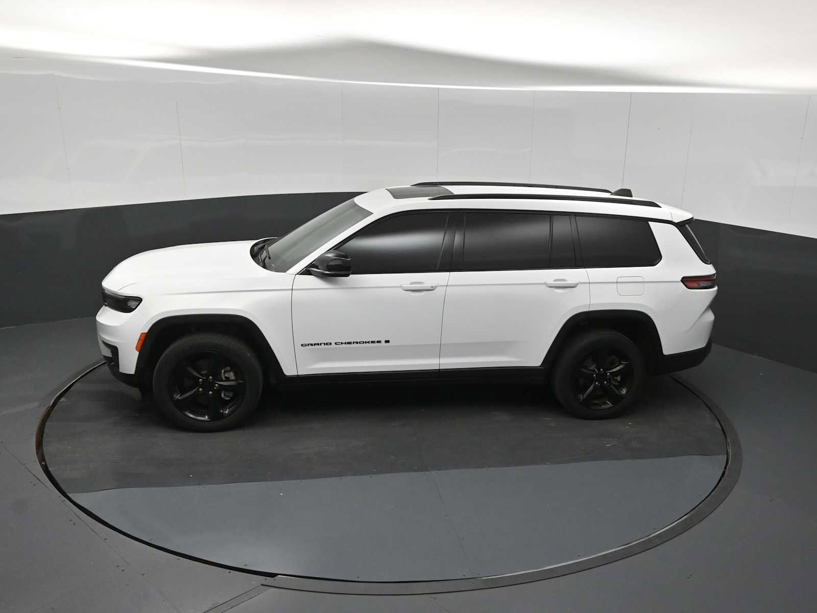 Used 2023 Jeep Grand Cherokee L Laredo AWD/4WD image 23
