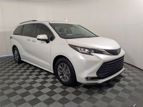 Certified 2022 Toyota Sienna XLE FWD image 4