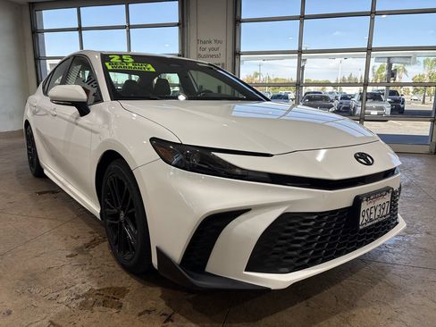 Used 2025 Toyota Camry SE w/ Convenience Package FWD image 4
