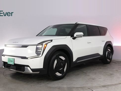 Used 2024 Kia EV9 Light Long Range RWD image 2