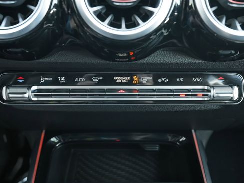 Used 2025 Mercedes-Benz GLB 250 image 17