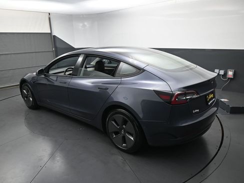 Used 2022 Tesla Model 3 Standard Range image 11