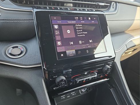 Used 2025 Jeep Grand Cherokee L Laredo image 17