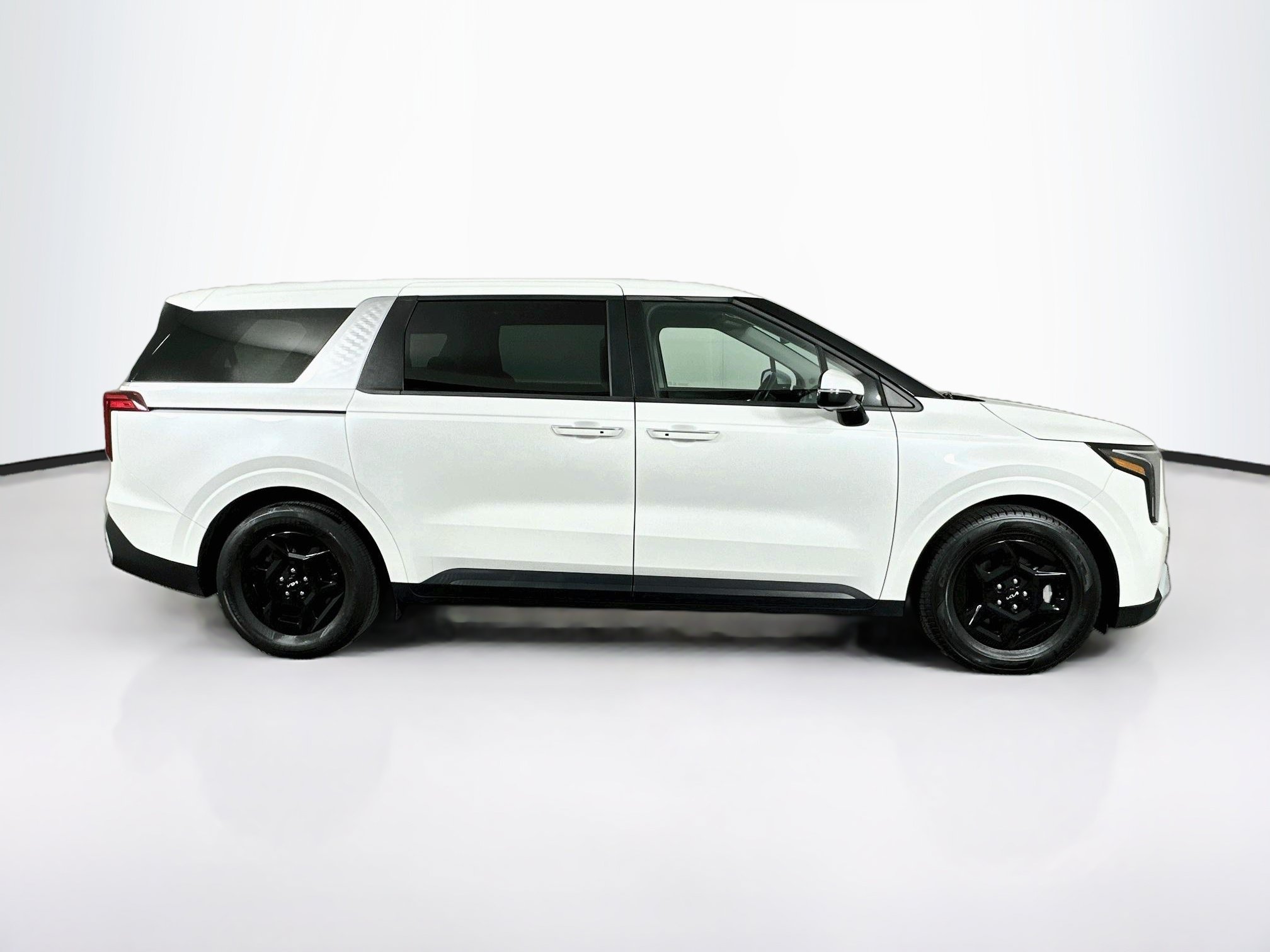 Used 2025 Kia Carnival FWD image 10