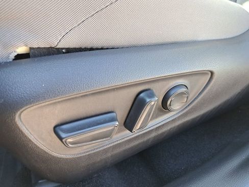 Used 2022 Toyota Venza LE image 16