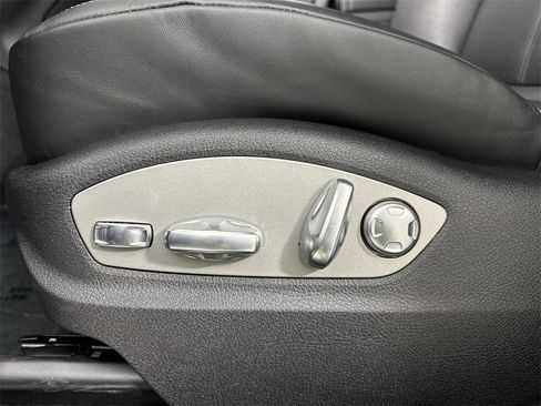 Certified 2025 Porsche Macan GTS image 40