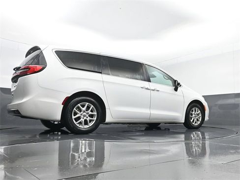 Used 2023 Chrysler Pacifica Touring-L image 25