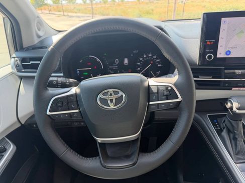 Used 2026 Toyota Sienna XLE FWD image 27