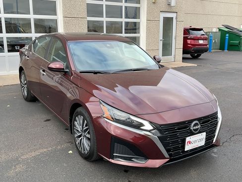 Used 2023 Nissan Altima 2.5 SV w/ SV Premium Package image 3